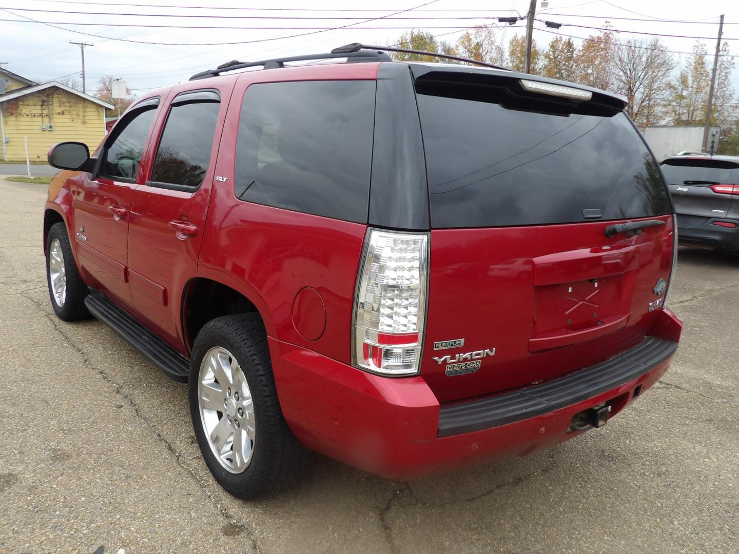 2012 Crystal Claret Tincoat /Tan GMC Yukon SLT (1GKS1CE00CR) with an 5.3L V8 engine, Automatic transmission, located at 401 First NE, Bearden, AR, 71720, (870) 687-3414, 33.726528, -92.611519 - Photo#2